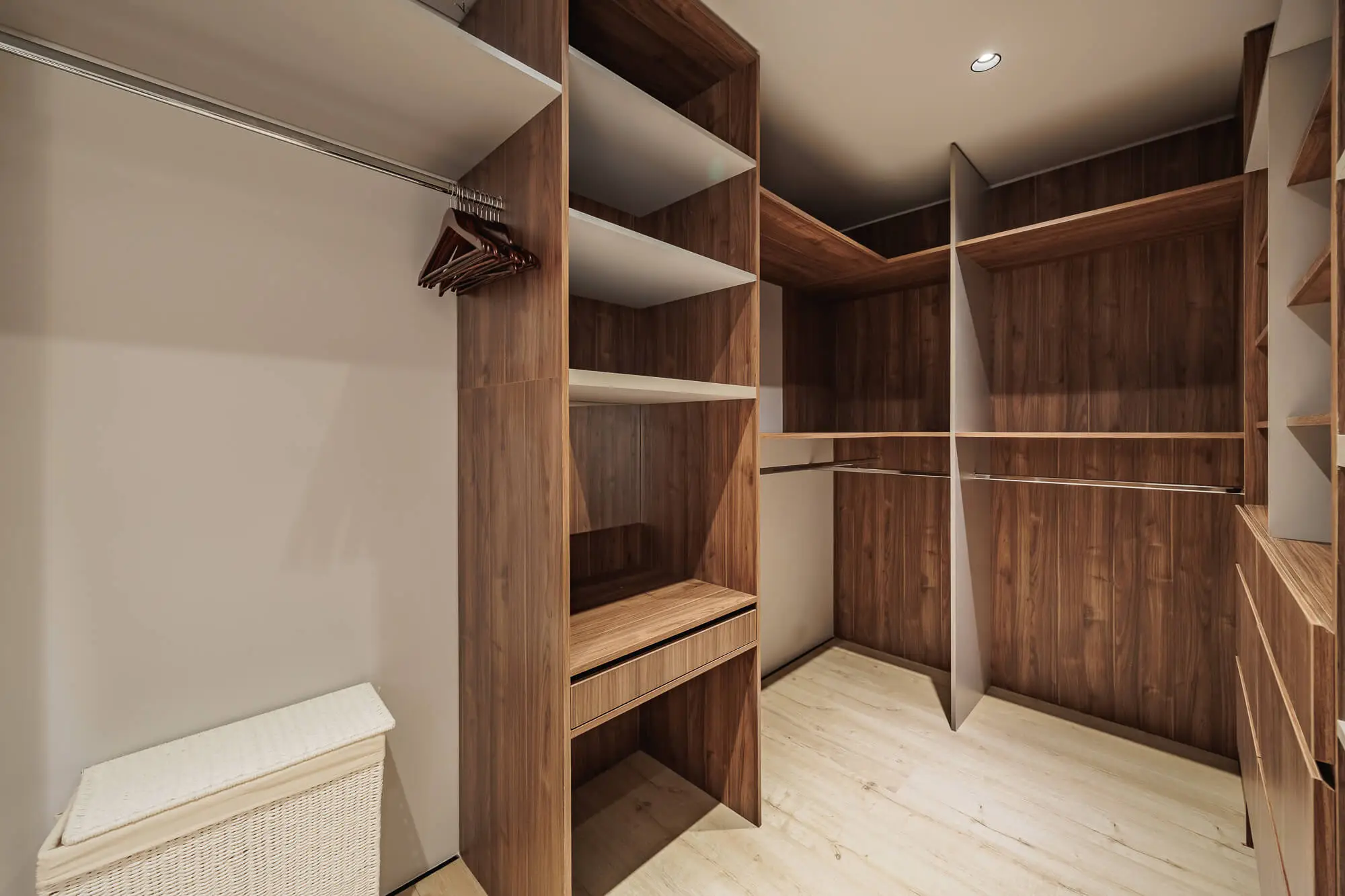Apartamento Cantero — Baño principal renovado con enchapes contemporáneos