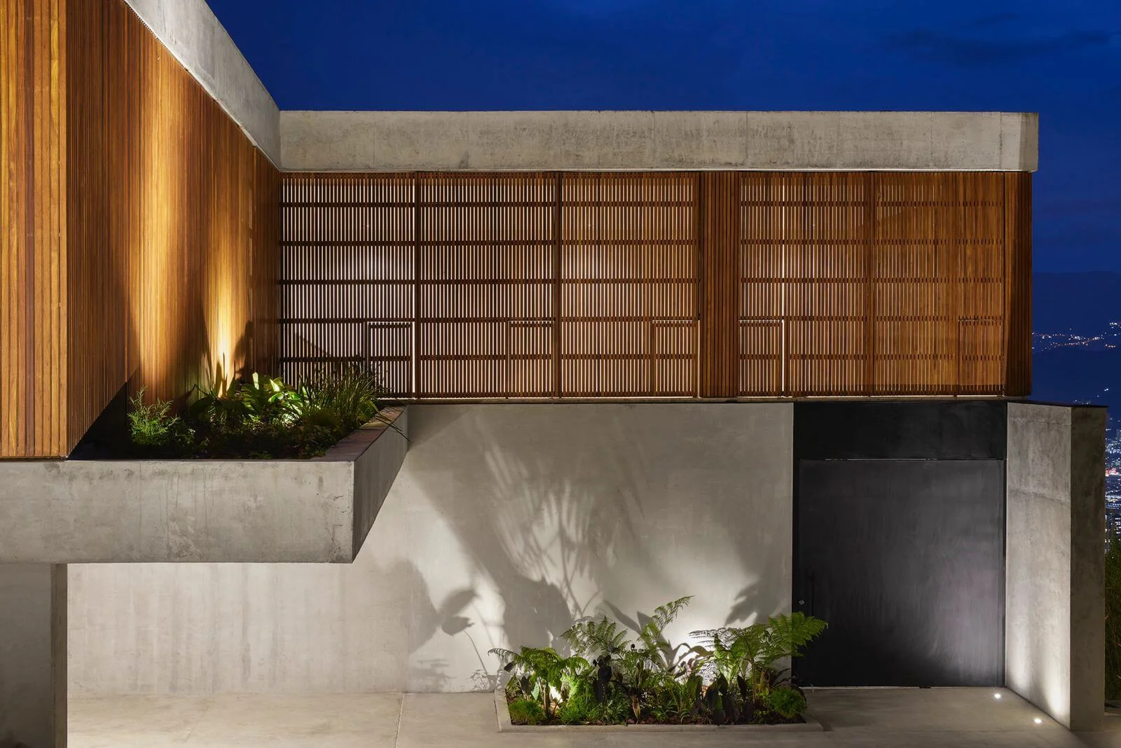 Casa Calera — Vista exterior de fachada, obra nueva en Medellín