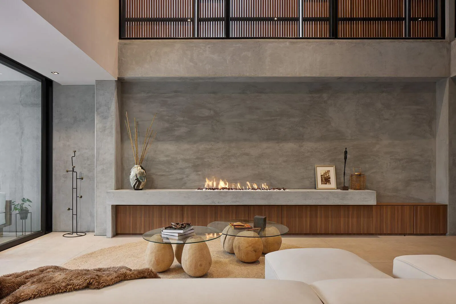Casa Calera — Baño principal con enchapes y carpintería a medida